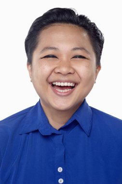 Beyaz arka planda izole edilmiş bir kadının yüz ifadesi