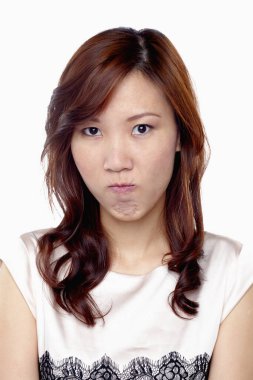 Beyaz arka planda izole edilmiş bir kadının yüz ifadesi