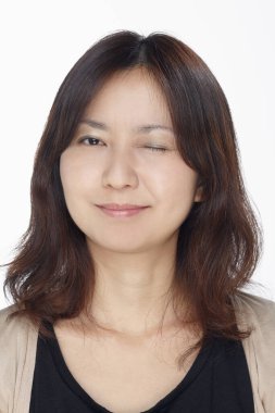 Beyaz arka planda izole edilmiş bir kadının yüz ifadesi