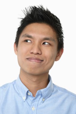 Beyaz arka planda izole edilmiş bir adamın yüz ifadesi