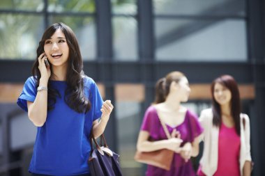 Telefonda konuşan kadın.
