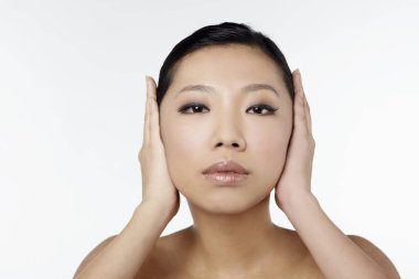 Stüdyonun arka planında kulakları olan kadın.