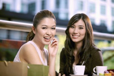 Birlikte kahve içen kadınlar.