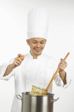 Asyalı şef erişte hazırlıyor.