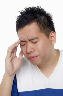 Beyaz arka planda izole edilmiş bir adamın yüz ifadesi