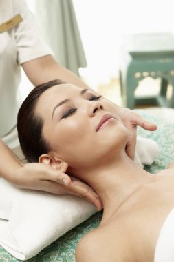 Yüz masajından hoşlanan kadın