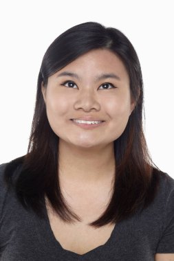 Beyaz arka planda izole edilmiş bir kadının yüz ifadesi