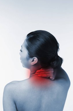Boynu ağrıyan bir kadın