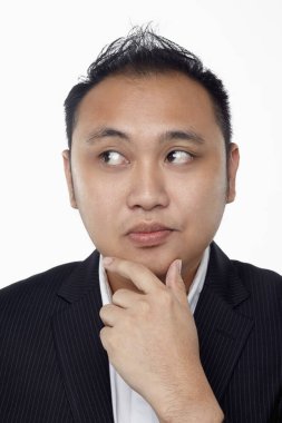 Beyaz arka planda izole edilmiş bir adamın yüz ifadesi