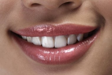 Kadının gülüşüne yakın çekim