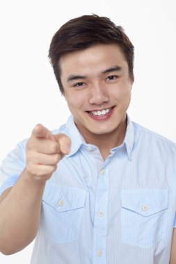 Beyaz arka planda izole edilmiş bir adamın yüz ifadesi