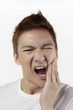 Beyaz diş ağrısı olan bir adam.