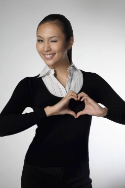 İş kadını parmaklarıyla kalbi şekillendiriyor