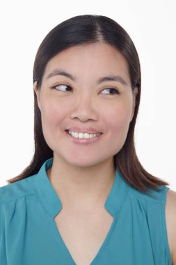 Beyaz arka planda izole edilmiş bir kadının yüz ifadesi