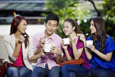 Arkadaşlar birlikte dondurma yiyor.