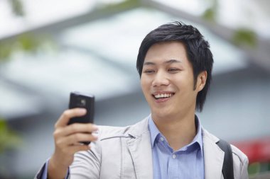 Cep telefonu kullanan iş adamı