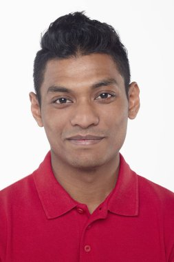 Beyaz arka planda izole edilmiş bir adamın yüz ifadesi