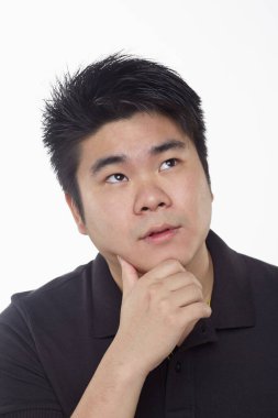 Beyaz arka planda izole edilmiş bir adamın yüz ifadesi