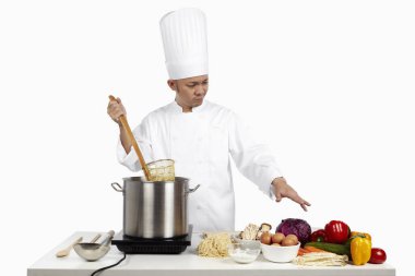 Asyalı şef sağlıklı bir yemek hazırlıyor.