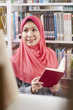 Kütüphanede bir öğrenci