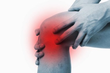 Diz ağrısı olan bir adam.