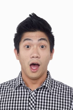 Beyaz arka planda izole edilmiş bir adamın yüz ifadesi