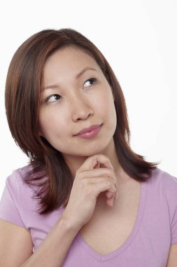 Beyaz arka planda izole edilmiş bir kadının yüz ifadesi