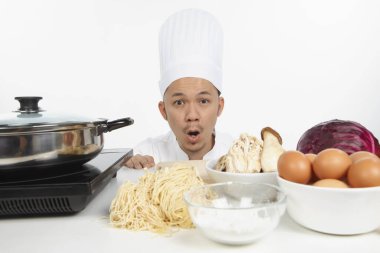 Asyalı şef şaşırmış görünüyor