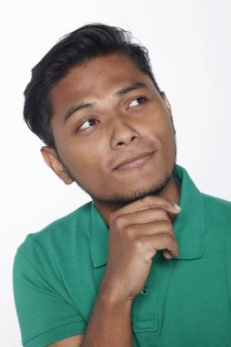 Beyaz arka planda izole edilmiş bir adamın yüz ifadesi