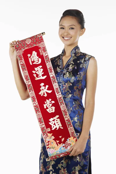 Donna Cheongsam Tenuta Banner Con Auguri Capodanno Cinese — Foto Stock