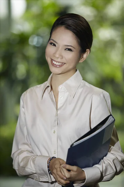 Podnikatelka Usmívá Drží Složku — Stock fotografie