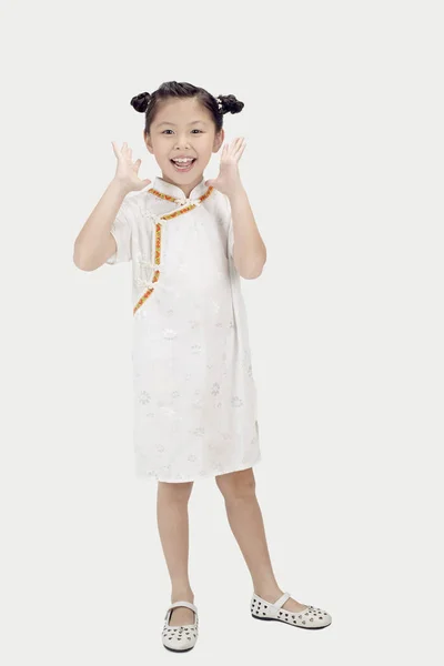 Gadis Cheongsam Tersenyum Kamera Dengan Tangan Terbuka — Stok Foto
