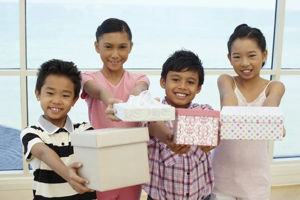 Діти Подарунковими Коробками — стокове фото