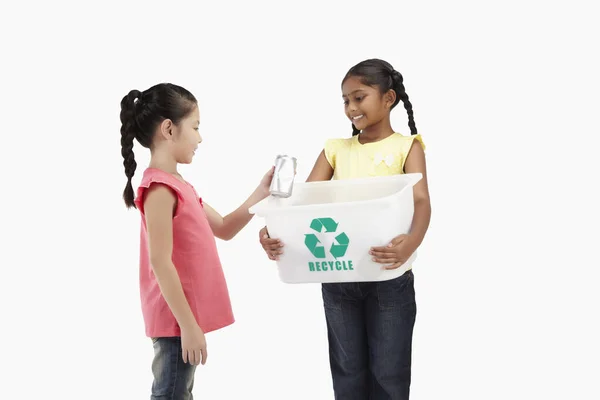 Dziewczyny Trzymające Pojemniki Recykling — Zdjęcie stockowe