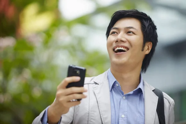 Jovem Empresário Sorrindo Feliz — Fotografia de Stock