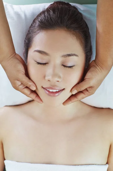 Young Woman Getting Head Massage — Stock Photo, Image