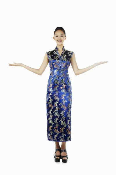 Woman Cheongsam Smiling Arms Outstretched — ストック写真