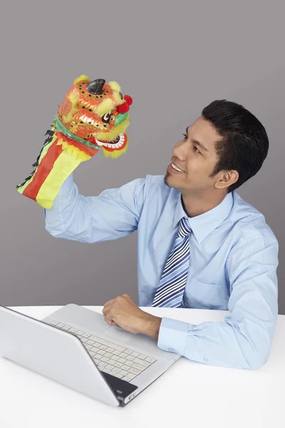 Jovem Homem Negócios Brincando Com Leão Chinês Brinquedo Trabalho — Fotografia de Stock