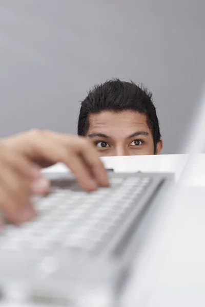 Ung Affärsman Spionerar Någon Annans Laptop — Stockfoto