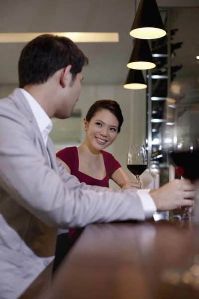 Mann Und Frau Trinken Einer Bar — Stockfoto
