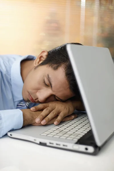 Genç Adamı Dizüstü Bilgisayarda Uyuyor — Stok fotoğraf