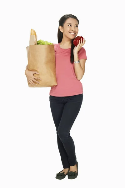 食料品を持ちながら食料品の袋を持っている女性 — ストック写真