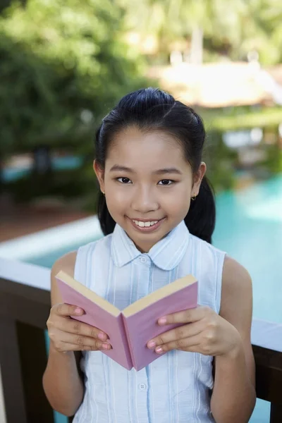 Usmívající Dívka Čtení Knihy — Stock fotografie
