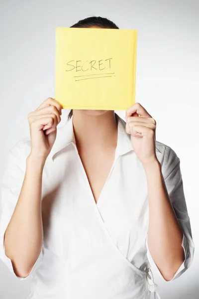 Affärskvinna Som Innehar Papper Med Ordet Secret — Stockfoto