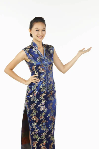 Vrouw Cheongsam Glimlachen Met Gastvrije Hand Gebaar — Stockfoto