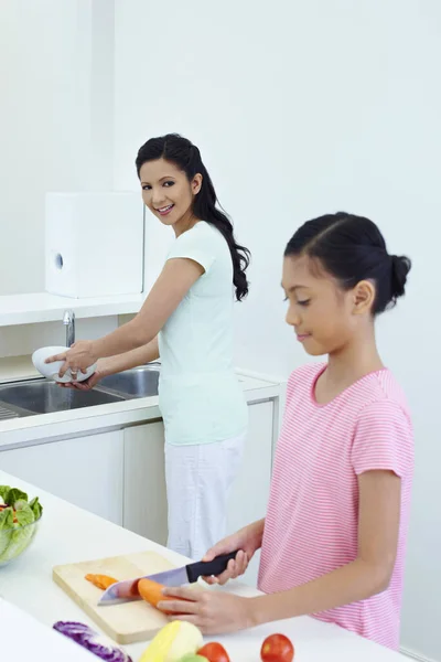 Mujer Ayudando Madre Cocina — Foto de Stock