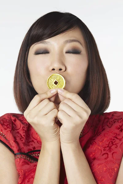 身着传统服装 嘴里衔着中国金币的女人 — 图库照片