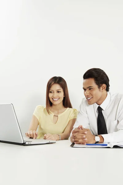 Fröhliche Geschäftsfrau Und Geschäftsfrau Arbeiten Gemeinsam Laptop — Stockfoto