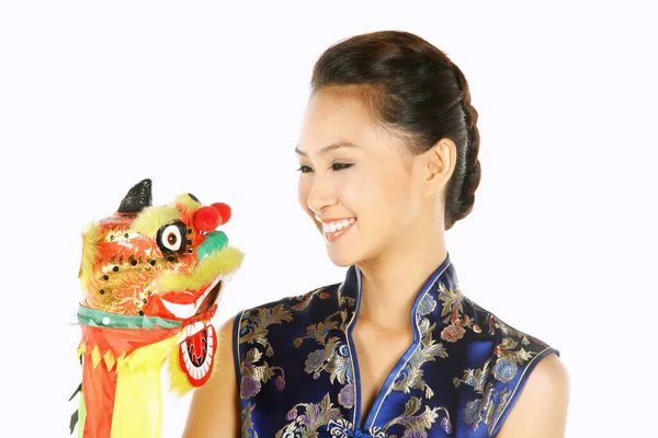 Mulher Cheongsam Segurando Brinquedo Dragão Chinês — Fotografia de Stock