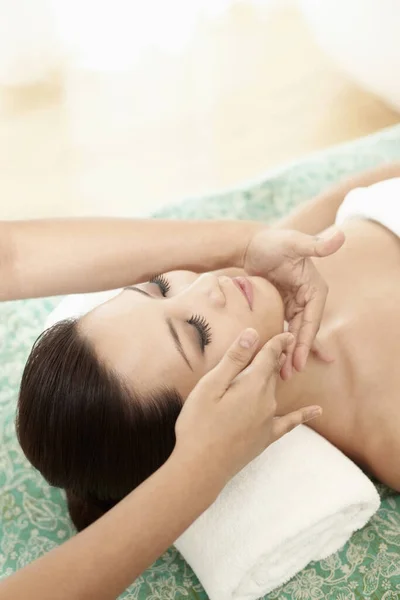 Mulher Desfrutando Uma Massagem Facial — Fotografia de Stock